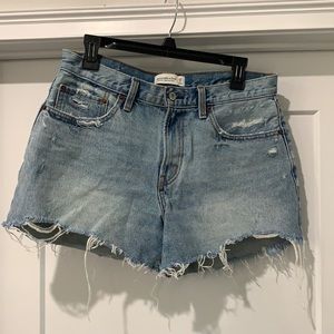 Abercrombie & Fitch mid rise boyfriend short. 29/8
